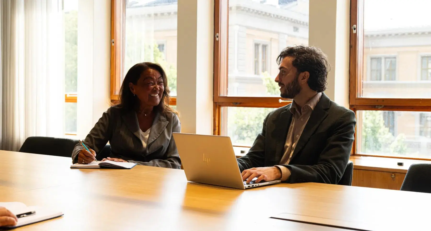 Man och kvinna har ett möte i något av våra mötesrum